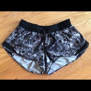 🍋Lululemon Hotty Hot Shorts 2.5 Inseam Size 8🍋